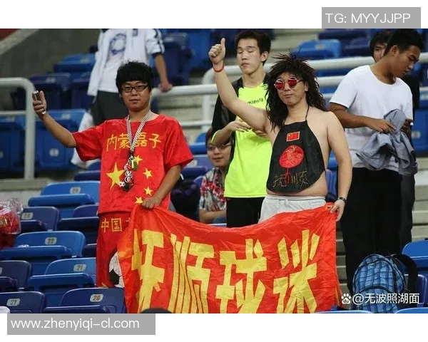 球迷在看台上表白成功，现场掌声雷动